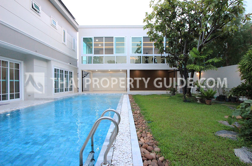 House with Private Pool in Sukhumvit 